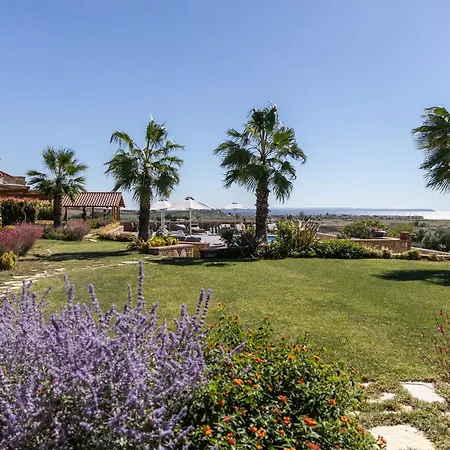 Ξενοδοχείο με διαμερίσματα Akrolithos Luxury & 4*