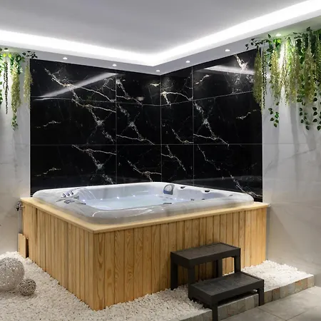 Ξενοδοχείο με διαμερίσματα Akrolithos Luxury & 4*