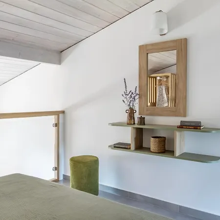 Akrolithos Luxury & Flogita